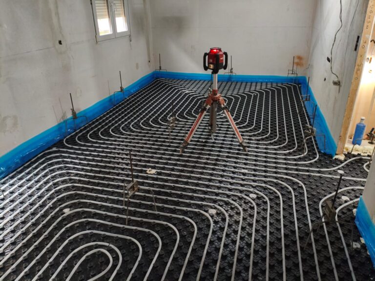 Instalación de suelo radiante durante la obra de un chalet