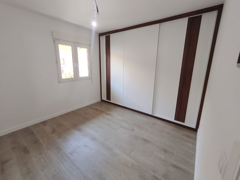 Dormitorio de chalet con armario empotrado