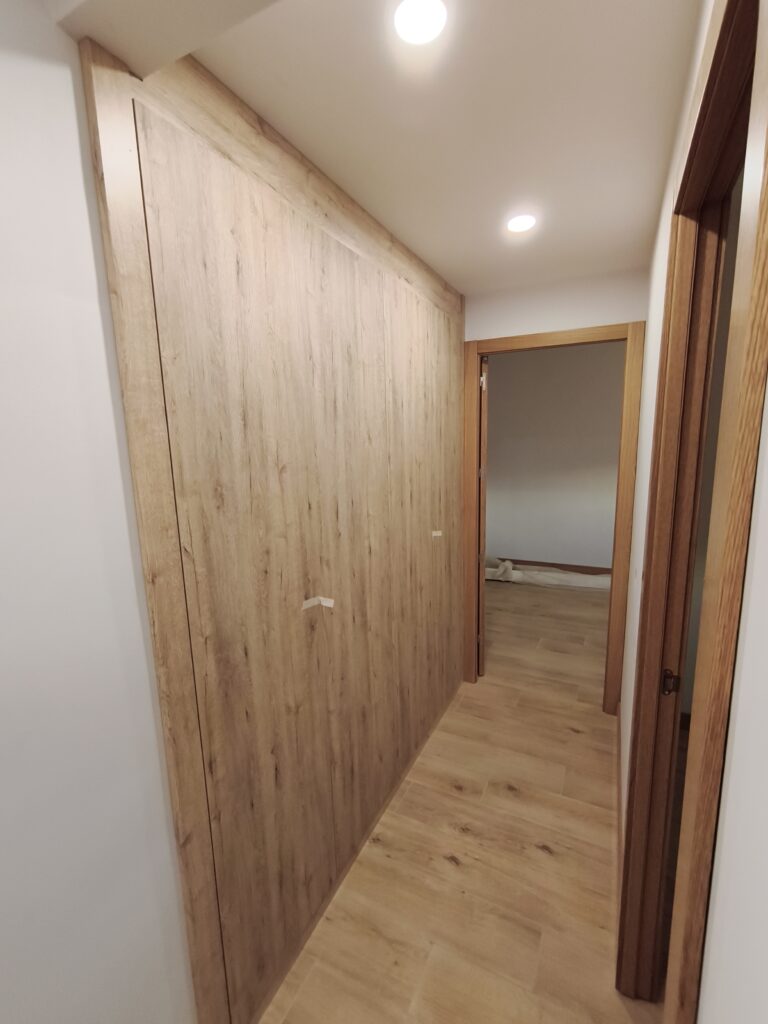 Armario empotrado de madera en el pasillo