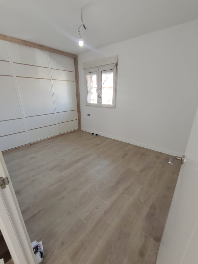 Dormitorio con armario empotrado