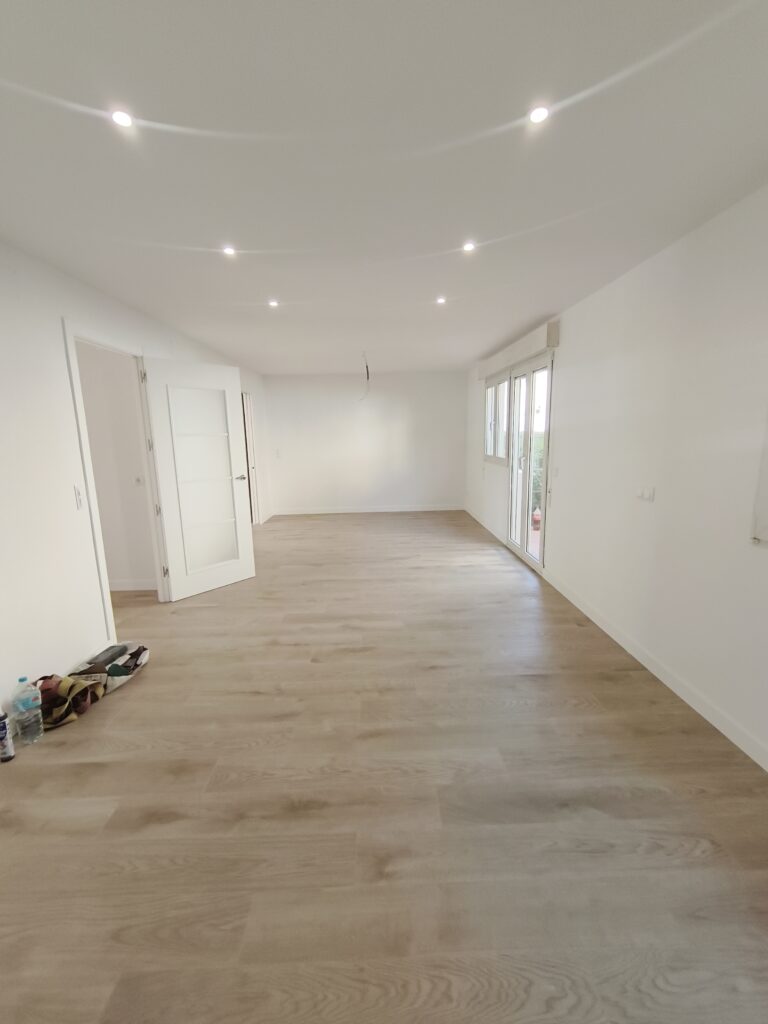 Estancia diáfana reformada con ventanas